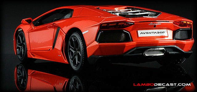 Alfabet tijdschrift gemiddelde The 1/18 Lamborghini Aventador LP700-4 from Bburago, a review by  LamboDieCast.com