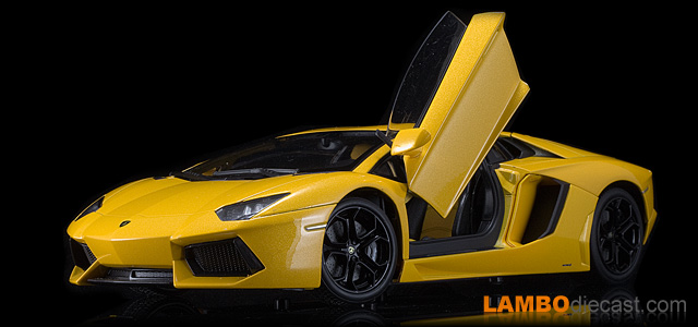 Miniature Welly LAMBORGHINI AVENTADOR LP700-4 JAUNE