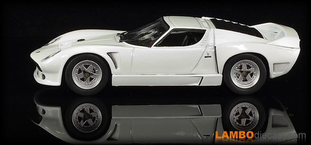 The 1/43 Lamborghini Miura SVJ Roadster from White Box, a review