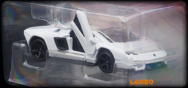 Lamborghini Countach LPI 800-4 by Majorette
